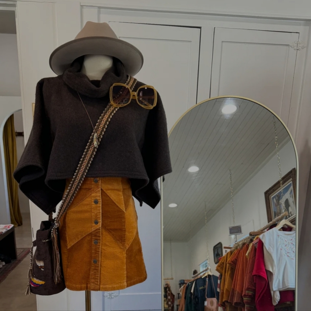 Classic Rock Coture - “La Lana” Handmade Wool Pullover (Navy, Crop Length)